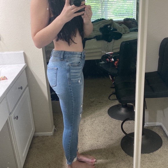 Cute light wash jeans - Picture 2 of 4